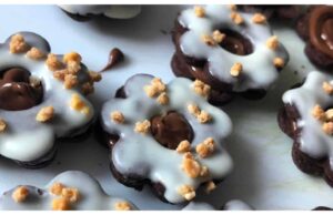 Dunkles Linzerbonbon mit Nutella und weißer Schokolade, bestreut mit Nüssen