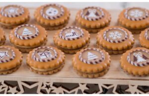 Karamellkugeln mit Dekor – Rezept für Weihnachtssüßigkeiten