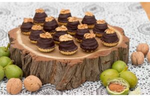 Nuss-Cupcakes mit leckerer Füllung und Schokoladenglasur – Weihnachtsplätzchen