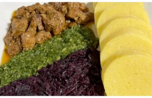 Schweinekoteletts mit Kartoffelknödeln, Spinat und Rotkohl