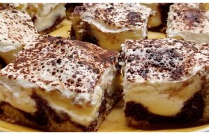 Unwiderstehlicher Traumkuchen, gefüllt mit Vanillepudding und einer Schicht saurer Sahne