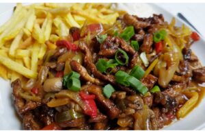 Tipp für ein gutes Mittagessen – Schweinefleischmischung mit Pommes frites