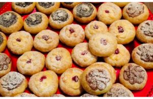 Hausgemachte Scones auf drei Arten: Käsekuchen, Mohn- und Walnussfüllung