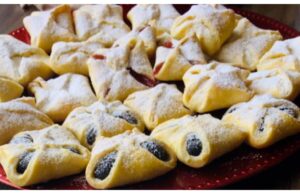 Rezept für hausgemachte Krapfen mit Hüttenkäse, Mohn und Erdbeermarmelade