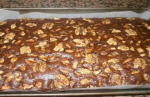 Schneller Kuchen mit Äpfeln und Nüssen – einfach mischen und backen