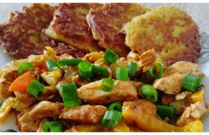 Leicht gewürzte Hühnerfleischmischung mit Kartoffelpuffern