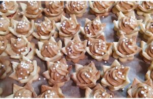 Weihnachtsseerosen mit Karamellcreme