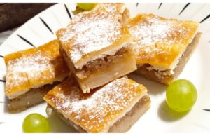 Apfelbrötchen auf einem Backblech aus Blätterteig