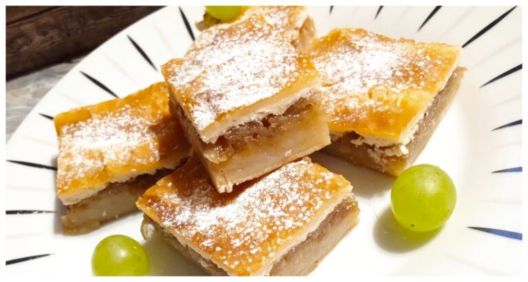 Apfelbrötchen auf einem Backblech aus Blätterteig