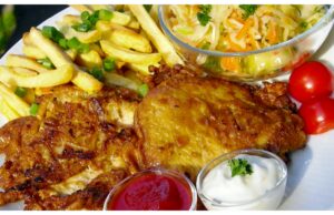 Schritt für Schritt zu marinierten Schnitzeln im Teig mit Pommes frites