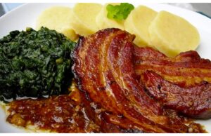 Gebackener Schweinebauch mit Kartoffelknödeln und Spinat