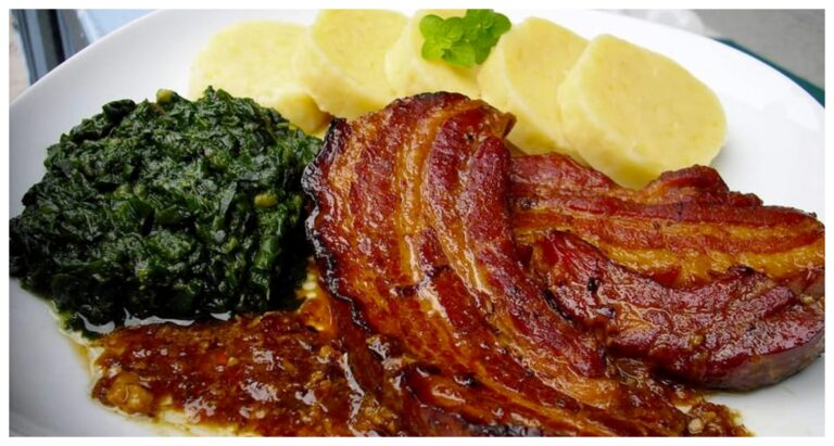 Gebackener Schweinebauch mit Kartoffelknödeln und Spinat