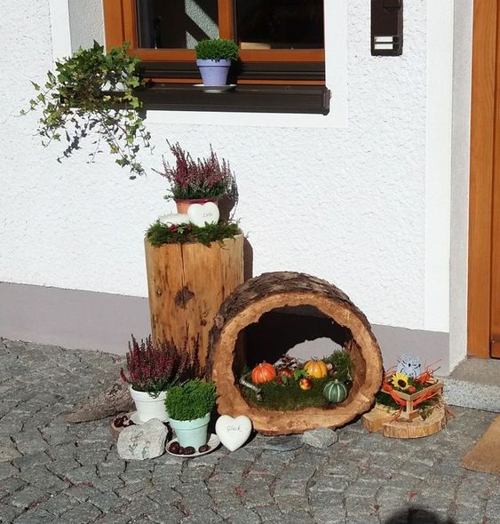 Vyzdobte si vchodové dveře na podzimní měsíce: Dekorace ze dřeva, šišek a dýní