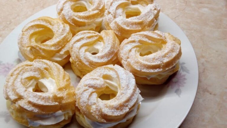 Bereiten Sie diese leckeren hausgemachten Kränze mit fluffiger Sahne zu!