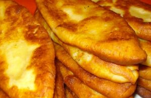 Gebratene Kefirpfannkuchen: ein schnelles und einfaches Rezept!