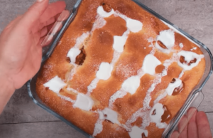Schnelles und einfaches Rezept für Karamellkuchen mit einer Schicht aus Sahne