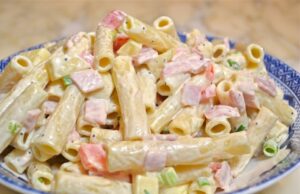 Ein beliebter Nudelsalat mit Schinken, Käse und einem luxuriösen Dressing: Besser haben Sie schon lange nicht mehr gegessen