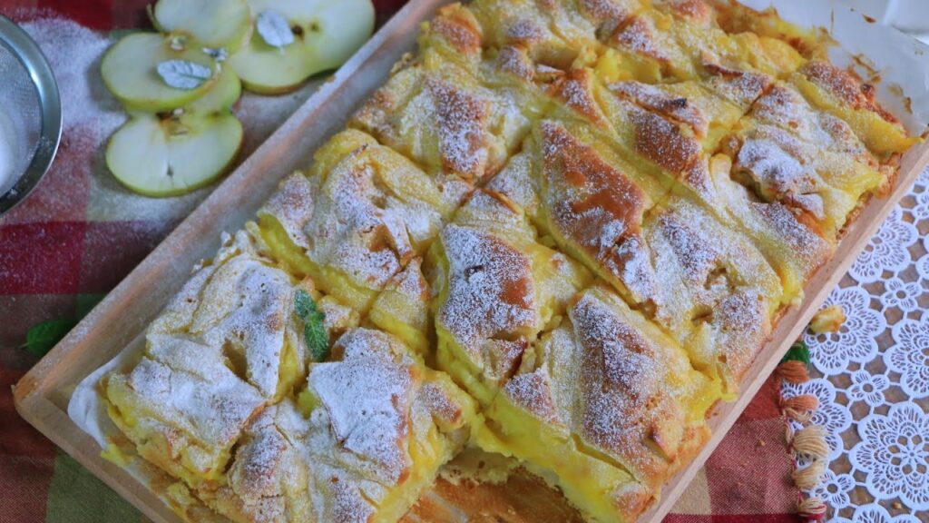 Šťavnatý jablečný koláč s vanilkovým pudinkem: doporučujeme vyzkoušet