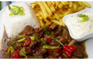 Leckere Schweinefleischmischung mit Pommes frites