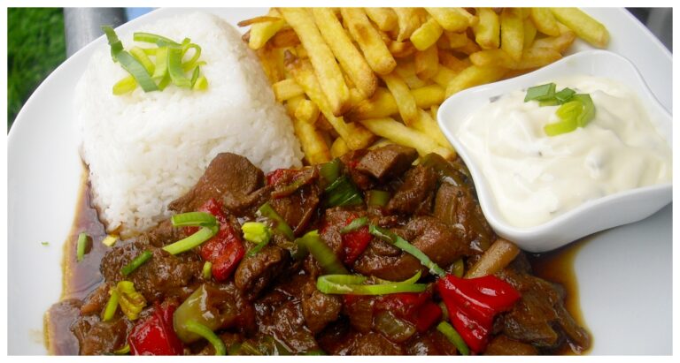 Leckere Schweinefleischmischung mit Pommes frites