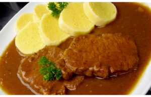 Schweineschnitzel in Senf mit Kartoffelknödeln
