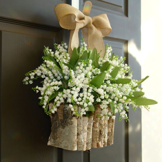 Nasbírejte si větvičky ze zahrady a vezměte několik levných umělých květin – jarní dekorace