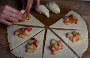 Sehr einfache und schnelle Brötchen mit Apfelfüllung
