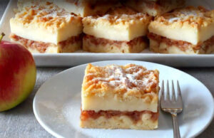 Geriebener Apfelkuchen mit Vanillepudding und Zimt