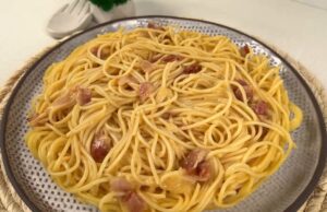 Gebackene Nudeln mit Eiern, Parmesan und knusprigem Speck – eine tolle Kombination!