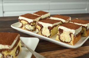 Kuchen mit Quark-Kokosnuss-Kugeln in zweifarbigem Teig