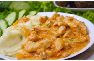 Hähnchenteile auf Knoblauch und saurer Sahne: ein schnelles Mittagessen mit köstlichem Geschmack