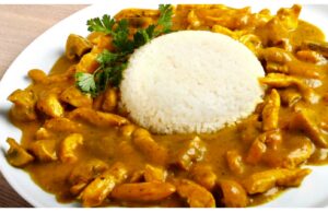 Hähnchenteile in Sauce mit Senf und saurer Sahne