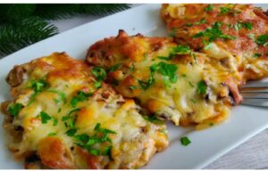Gebackene Präsidentschaftssteaks mit Champignons und Käse: einfaches, perfektes Mittagessen