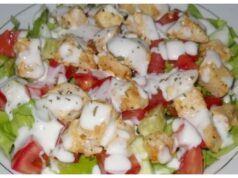 Leichter Salat mit Huhn und Knoblauchsauce