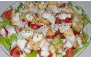 Leichter Salat mit Huhn und Knoblauchsauce