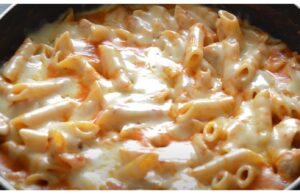 Leckere Nudeln mit Hähnchen und Käse aus einer Pfanne: Soße und Nudeln müssen nicht getrennt gekocht werden
