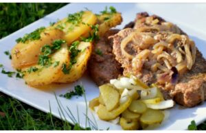 Schweinenacken auf Zwiebeln: ein schmackhaftes und unprätentiöses Mittag- oder Abendessen für jedermann