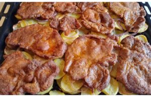 Fantastisch leckeres Nackenfleisch auf einem Backblech: Das Fleisch ist saftig und unglaublich gut