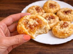 Ohne Gehzeit und in wenigen Minuten fertig: Blitzschnelle Quark-Küchlein aus super zartem Teig Schnelle hausgemachte Küchlein mit Quark, Marmelade und Streuseln ohne lange Gehzeit