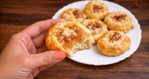 Ohne Gehzeit und in wenigen Minuten fertig: Blitzschnelle Quark-Küchlein aus super zartem Teig Schnelle hausgemachte Küchlein mit Quark, Marmelade und Streuseln ohne lange Gehzeit