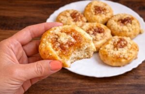 Ohne Gehzeit und in wenigen Minuten fertig: Blitzschnelle Quark-Küchlein aus super zartem Teig Schnelle hausgemachte Küchlein mit Quark, Marmelade und Streuseln ohne lange Gehzeit