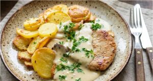 Schnelle Schweinekoteletts mit Parmesan-Sahnesoße und Ofenkartoffeln Schweinekoteletts mit Parmesan-Sahnesoße – schnelles Rezept für saftiges Fleisch