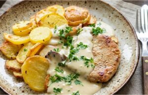 Schnelle Schweinekoteletts mit Parmesan-Sahnesoße und Ofenkartoffeln Schweinekoteletts mit Parmesan-Sahnesoße – schnelles Rezept für saftiges Fleisch