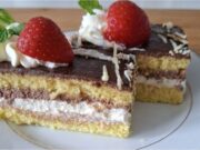 Luftige Schnitten zum Kaffee: Luxuriöse Verbindung von Mascarpone und Pariser Schlagsahne Luxuriöse Biskuitschnitten mit Mascarpone und Pariser Schlagsahne: Dessert zum Kaffee wie aus der Konditorei