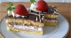 Luftige Schnitten zum Kaffee: Luxuriöse Verbindung von Mascarpone und Pariser Schlagsahne Luxuriöse Biskuitschnitten mit Mascarpone und Pariser Schlagsahne: Dessert zum Kaffee wie aus der Konditorei