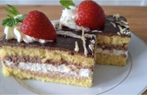 Luftige Schnitten zum Kaffee: Luxuriöse Verbindung von Mascarpone und Pariser Schlagsahne Luxuriöse Biskuitschnitten mit Mascarpone und Pariser Schlagsahne: Dessert zum Kaffee wie aus der Konditorei