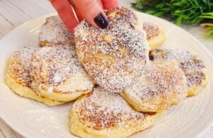 Blitzschnelle Apfel-Pfannkuchen aus Joghurtteig: Luftiges Rezept mit nur 1 Apfel Pfannkuchen aus geriebenen Äpfeln