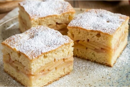 Hefekuchen mit Äpfeln und Erdbeer-Note: Saftigkeit in jedem Bissen Apfel-Hefekuchen mit Erdbeer-Pudding – auch am nächsten Tag saftig
