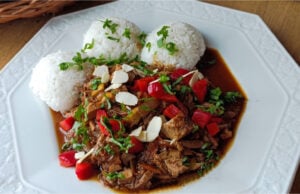 Blitzschnelles Pfannengericht: Saftige pikante Putenpfanne mit Gemüse und Reis Saftige pikante Putenpfanne mit Gemüse und Reis in einer Pfanne serviert