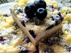 Zarter Butterkuchen mit Quark, Heidelbeeren und klassischer Streusel Butterkuchen mit Quark und Heidelbeeren – hausgemachter Blechkuchen